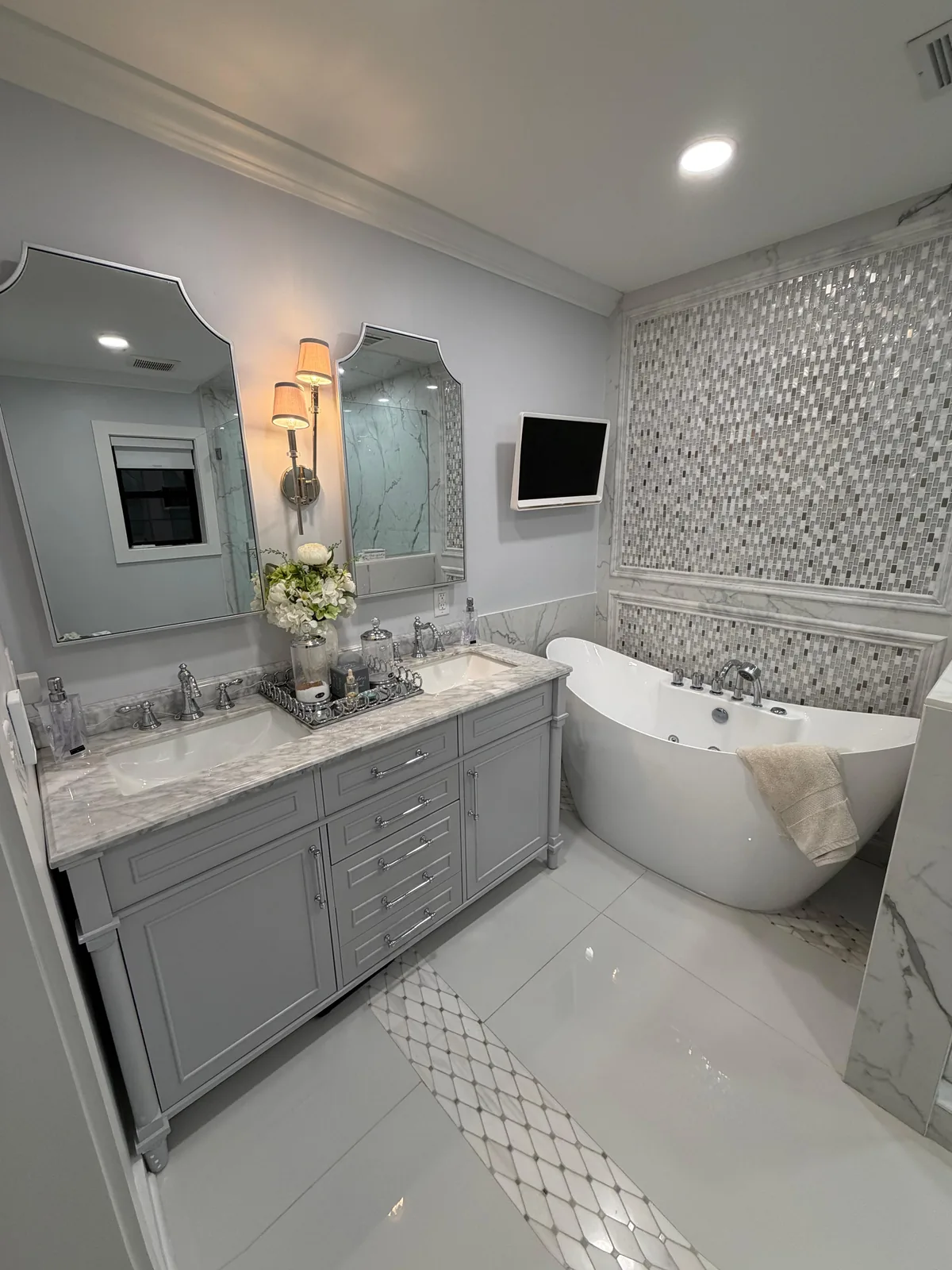 Freestanding tub, double vanity
