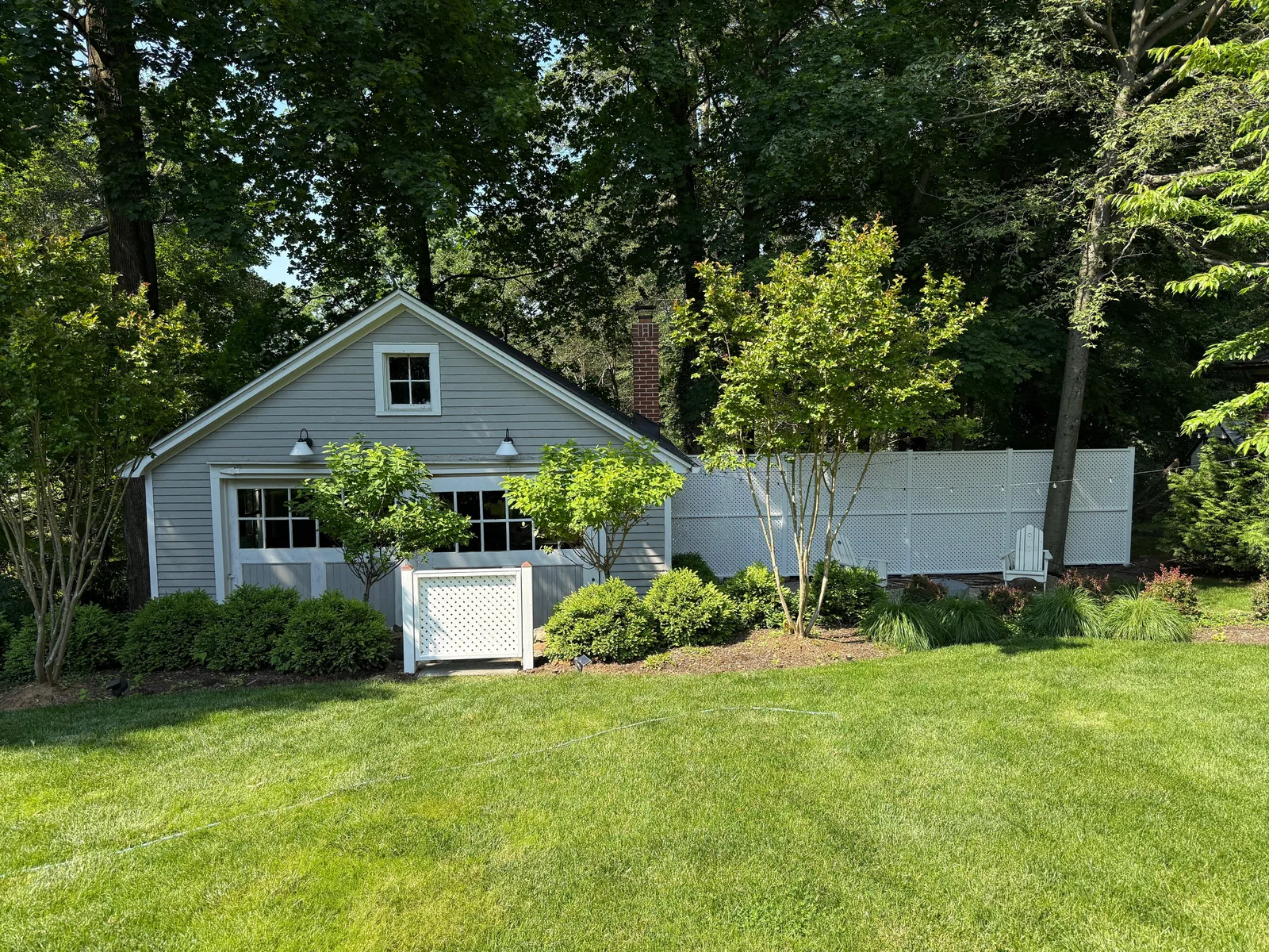 Garage with hidden lattice screen
